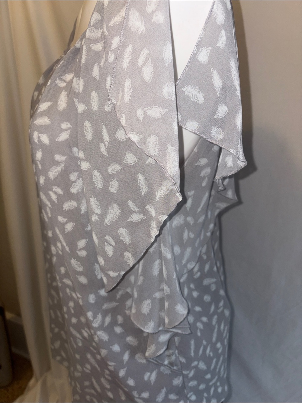 Black Rainn Gray Feather-Print Flutter Sleeve Blouse